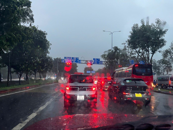 Trời còn chưa sáng, nhiều nơi ở TP HCM đã mưa rất to - Ảnh: TRƯỜNG HOÀNG