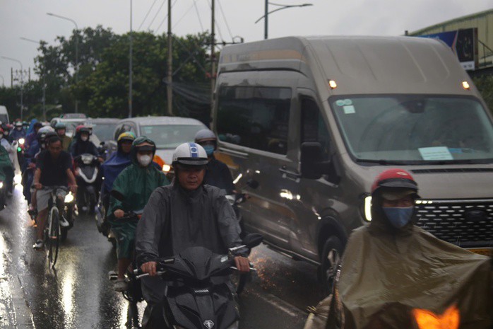 Thời tiết hôm nay: TP HCM bất ngờ mưa lớn, sấm sét khắp nơi - 4