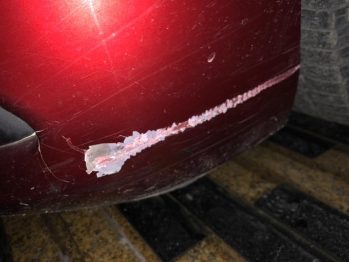 Xe máy gây vết xước lớn phần đầu bên lái ôtô có gắn camera hành trình. Ảnh: Hoang Hung