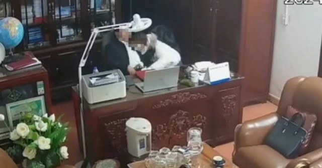 Diễn biến mới vụ người đàn ông "thân mật" với n...