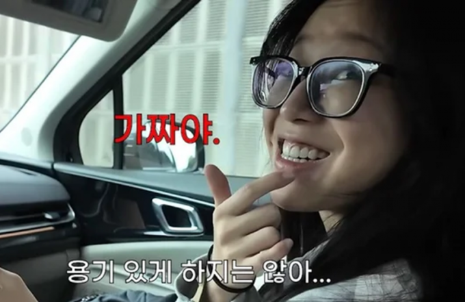 Tzuyang chỉ tay vào răng cửa, thừa nhận chúng là răng giả. Ảnh: Allkpop