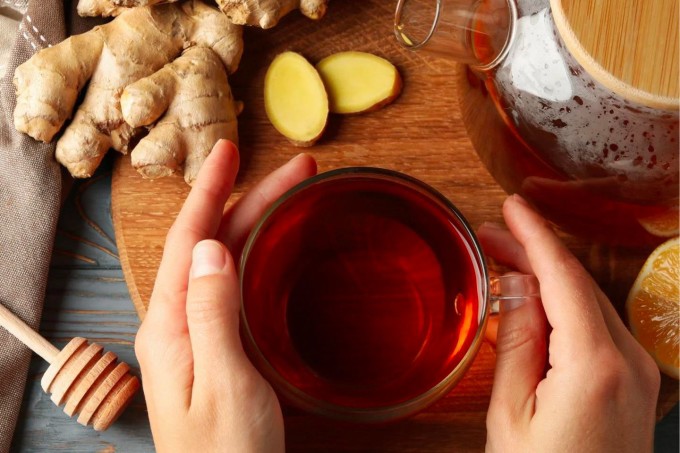 Sử dụng gừng đúng cách kết hợp với chế độ ăn lành mạnh giúp cơ thể loại bỏ độc tố, giảm viêm, duy trì chức năng gan, thận và cải thiện tuần hoàn máu.