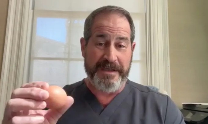 Bác sĩ Jeremy London khuyên ăn trứng là lựa chọn tốt cho sức khỏe và tuổi thọ. Ảnh: Fox News