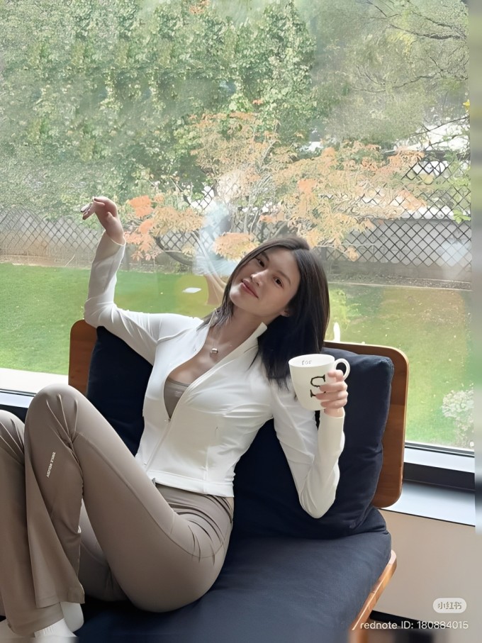 Hà Tuệ khoe vòng eo thon gọn trong loạt ảnh mới đăng tải trên Xiaohongshu. Ảnh: Xiaohongsu He Sui