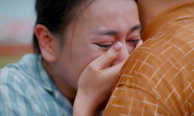 Mỹ Anh (Phương Oanh) gục đầu vào vai bố và khóc.