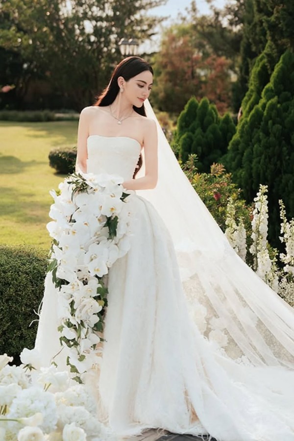 Mai Davika - ma nữ trong phim "Tình người duyên ma" mới đây đã có một đám cưới bên chồng là tài tử Ter Chantavit. Cặp đôi nên duyên từ chính bộ phim này và giữ được tình cảm đẹp trong nhiều năm qua.