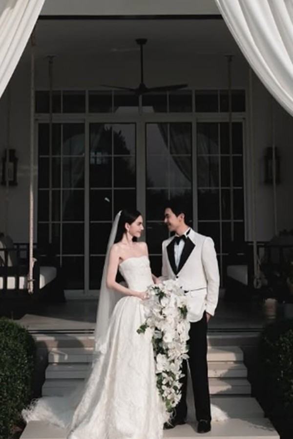 Vì đám cưới kín nên hình ảnh hôn lễ của Mai Davika và chồng rất hiếm. Cặp đôi chỉ muốn giữ không gian riêng tư bình yên cho mình.