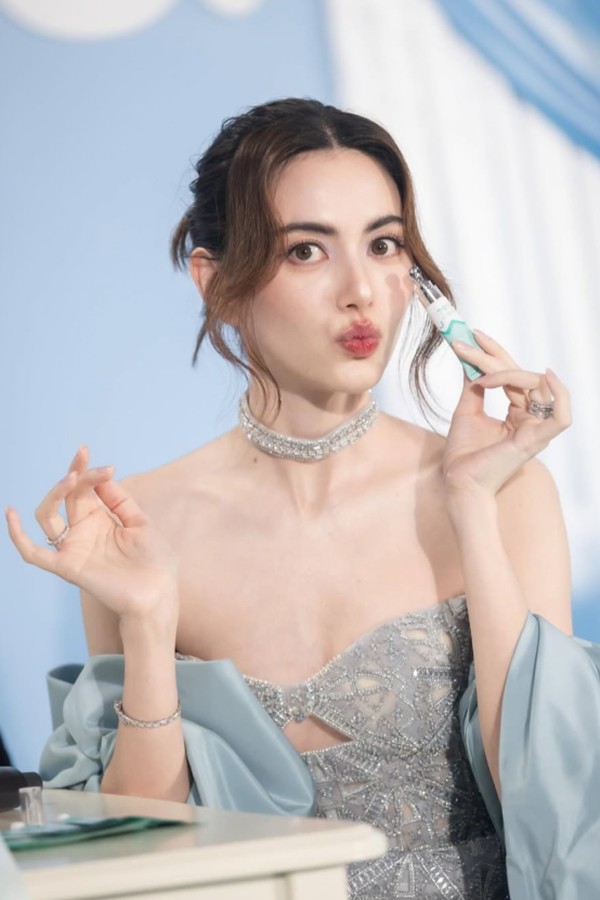 Bông hồng lai Thái Lan vẫn hút hồn bao người bởi vẻ đẹp ngọt ngào, cuốn hút với những đường nét mềm mại và làn da không tì vết