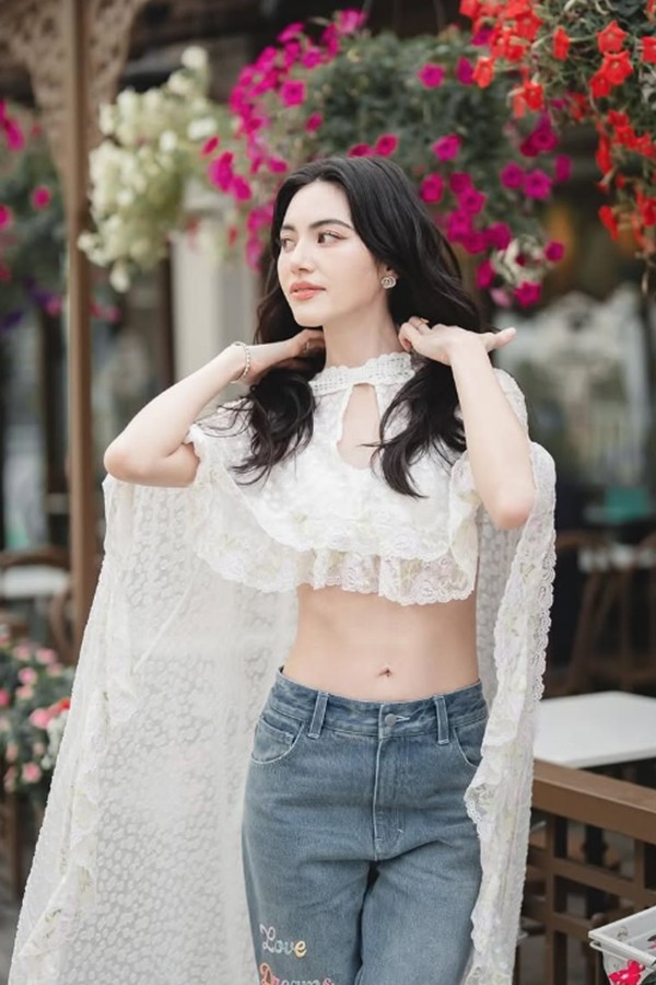 Mỗi lần khoe eo thon trên Instagram, "ma nữ" làng phim Thái đều nhận được lượt tương tác lớn.