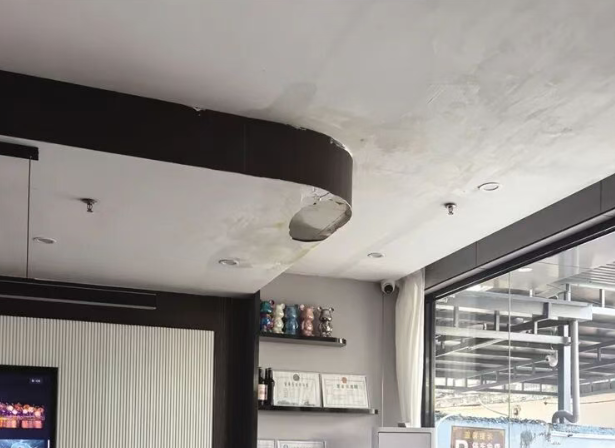 Trần nhà ở tầng 1 của khách sạn bị hư hại do nước thấm vào. Ảnh: Sina