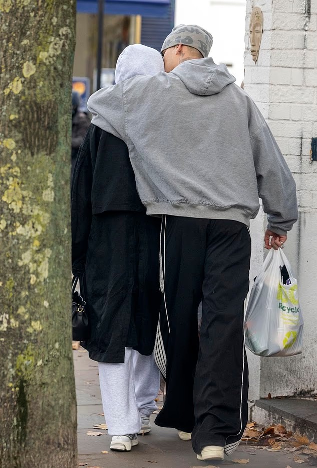 Romeo Beckham sinh năm 2002, là con trai thứ hai của cặp đôi nổi tiếng David và Victoria Beckham. Anh từng theo đuổi sự nghiệp cầu thủ, thi đấu cho đội trẻ Inter Miami - câu lạc bộ do cha anh đồng sở hữu. Hiện tại, Romeo tập trung vào lĩnh vực người mẫu và thời trang, từng hợp tác với nhiều thương hiệu lớn như Burberry và Puma.