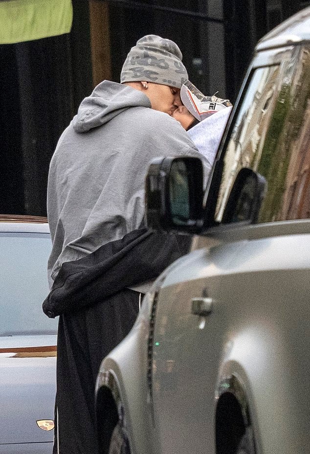 Romeo hôn Kim Turnbull say đắm khi đỗ xe bên đường.