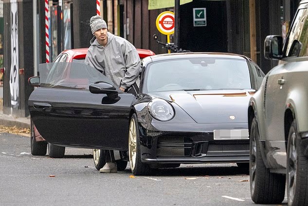 Romeo Beckham, 23 tuổi, được trông thấy trên phố Notting Hill, London vào đầu tuần này khi chở bạn gái đi dạo trên xế hộp riêng.