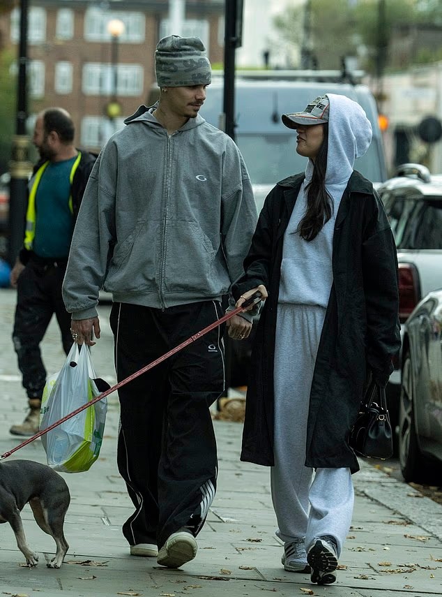 Romeo Beckham và người đẹp 24 tuổi hẹn hò từ tháng 10 năm ngoái, lặng lẽ chia tay vào đầu mùa hè năm nay - thời điểm "cuộc chiến lạnh" trong gia đình Beckham nổ ra. Kim từng bị cho là một trong những nguyên nhân khiến mối quan hệ giữa hai anh em Romeo và Brooklyn trở nên căng thẳng. Một số nguồn tin cho biết người mẫu từng hẹn hò Brooklyn Beckham khi còn là thiếu niên, bởi vậy Brooklyn không vui khi bố mẹ ủng hộ cô yêu Romeo và mời đến dự sự kiện của gia đình. Tuy nhiên sau đó Kim Turnbull phủ nhận từng yêu Brooklyn, giải thích họ chỉ là bạn thời trung học.