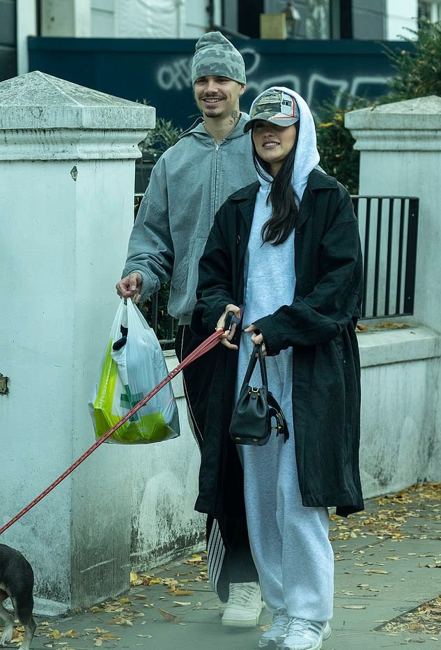 Đôi uyên ương trông hạnh phúc bên nhau sau khi tái hợp. Romeo xác nhận mối quan hệ với Kim vào tháng trước khi đăng ảnh cô trên Instagram. Đầu tháng 10, đôi trẻ từng bị bắt gặp cùng xuất hiện tại Giải đua xe F1 Grand Prix ở Singapore làm rộ lên nghi vấn hàn gắn.