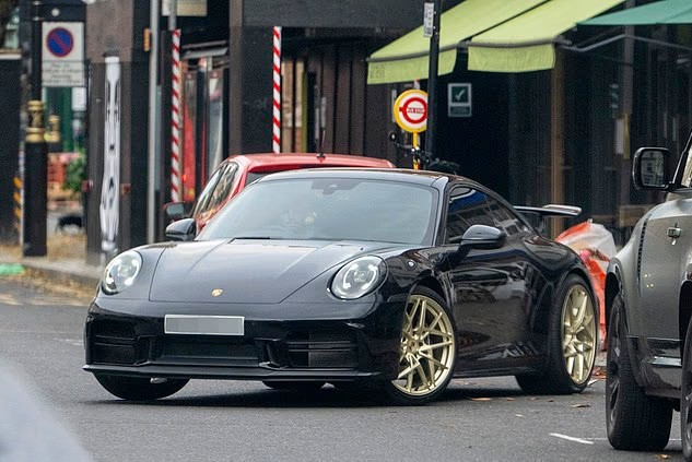 Theo Daily Mail, chiếc Porsche của con trai Beckham có giá khởi điểm ở Anh khoảng 130.000 USD, tuy nhiên Romeo đã độ thêm một số chi tiết để chiếc xe trông phong cách, sang trọng hơn, bao gồm phần mâm màu vàng.