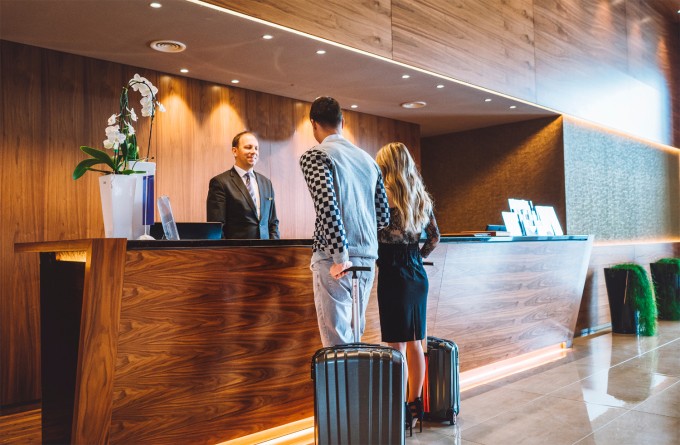 Khách nên liên hệ với khách sạn để hiểu quy định và đảm bảo có phòng khi đến muộn. Ảnh: hotelieracademy