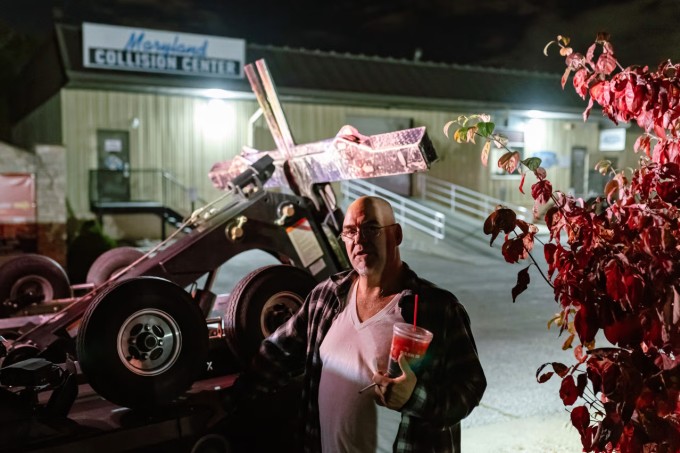 Randy Carnes, đồng sở hữu Speed Kingz trong một đêm đi thu hồi xe, tháng 10/2025. Ảnh: WSJ