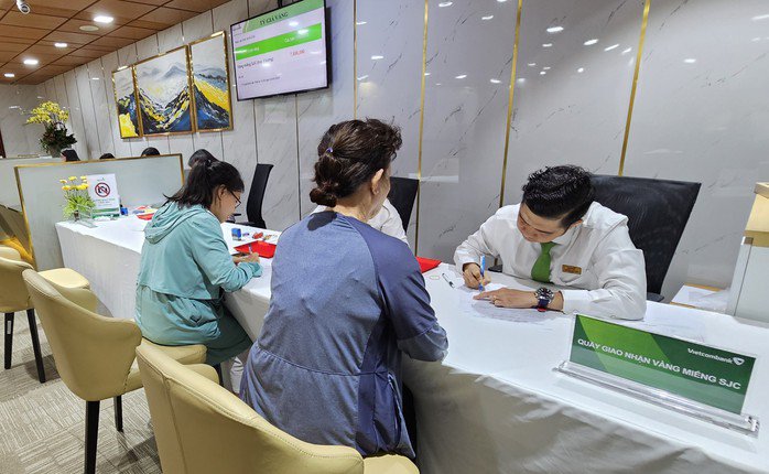 Chiều 12-11, giá vàng giảm trở lại, Ngân hàng Nhà nước có động thái mới về nhập khẩu vàng - 1