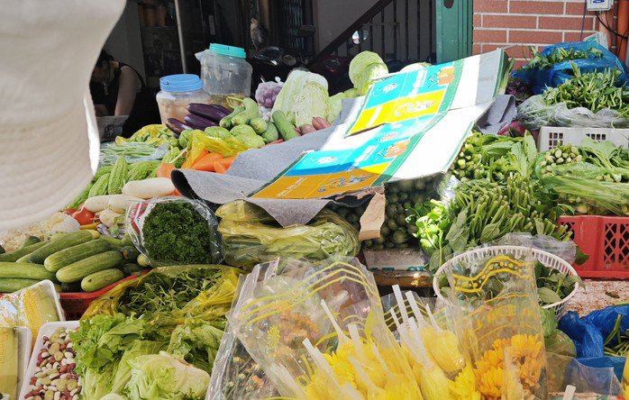 Mưa nhiều, rau xanh tăng giá mạnh. Ảnh: AN NA