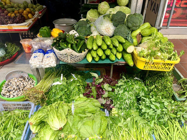 Một số quầy rau ở Hà Nội vắng bóng cà chua do giá tăng cao. Ảnh: Đan Tâm.