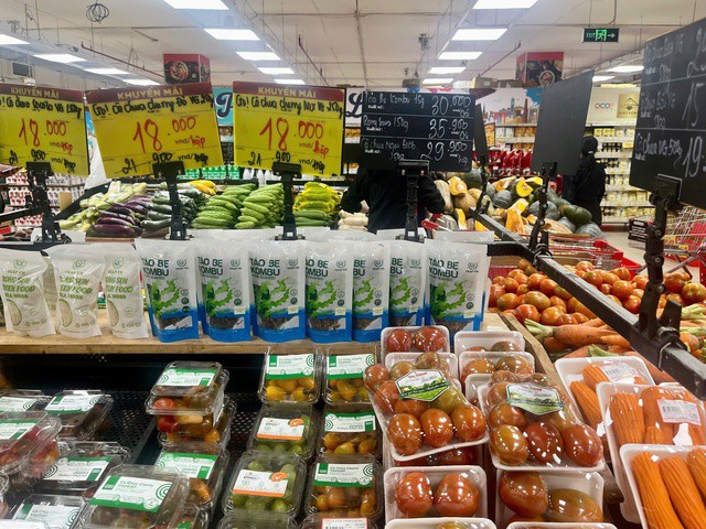 Cà chua cherry có giá hơn 70.000 đồng/kg. Ảnh: Đan Tâm.