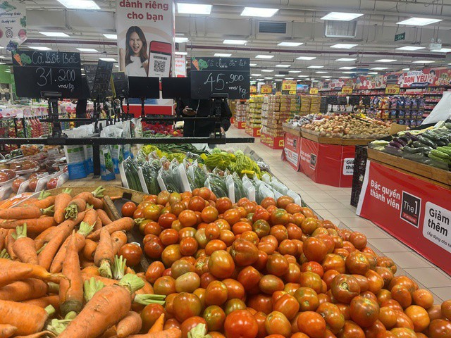 Cà chua tại siêu thị được bày bán nhiều loại, giúp người dân dễ dàng chọn lựa. Ảnh: Đan Tâm.