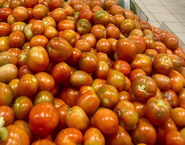 Cà chua tại nhiều chợ và siêu thị Hà Nội đang có giá 60.000 – 65.000 đồng/kg. Ảnh: Đan Tâm.