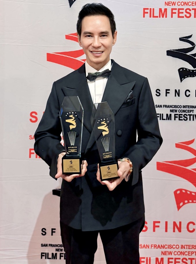 Lý Hải khoe hai cúp giải thưởng vừa nhận được tại Mỹ.