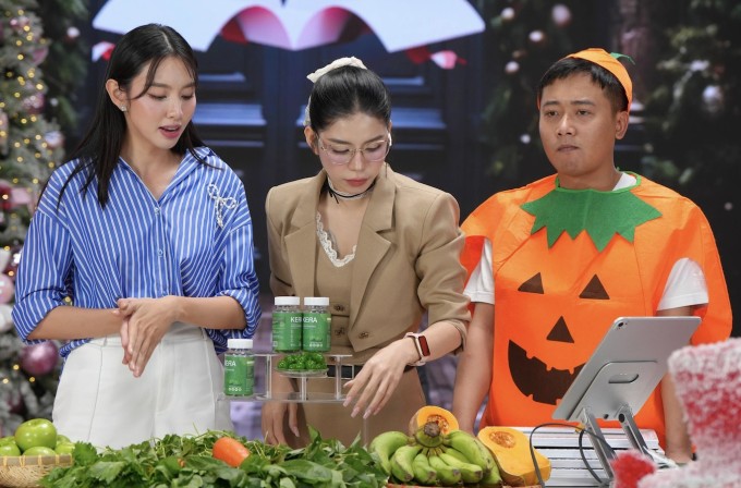 Thùy Tiên, Hằng Du Mục, Quang Linh Vlogs (từ trái qua) trong một lần livestream bán kẹo Kera. Ảnh: Cắt từ video