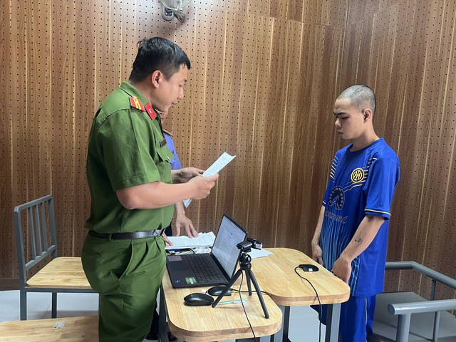 Công an khởi tố Nguyễn Phát Đạt. Ảnh: Công an tỉnh Vĩnh Long.