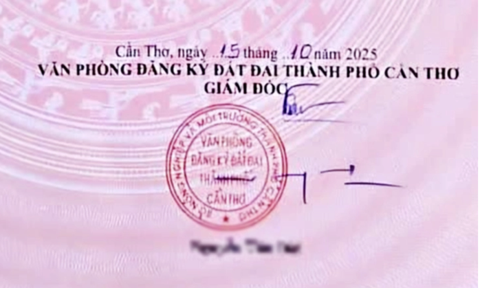 Chữ ký của ông N.V.Đ, Giám đốc Văn phòng Đăng ký đất đai TP Cần Thơ. Ảnh: Tuổi Trẻ