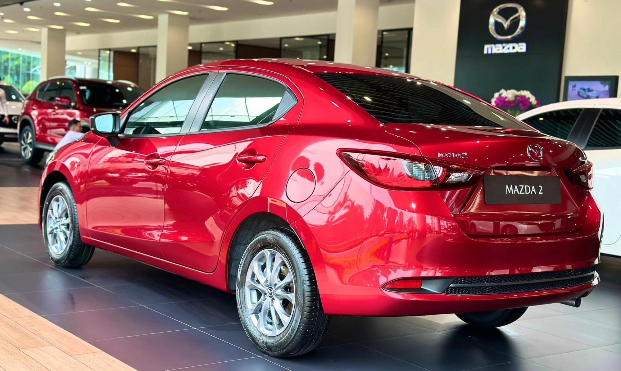 Mazda 2 sedan chỉ thay đổi nhẹ về thiết kế ngoại thất, trong khi các bản Mazda 2 Sport với kiểu dáng hatchback giữ nguyên thiết kế cũ.