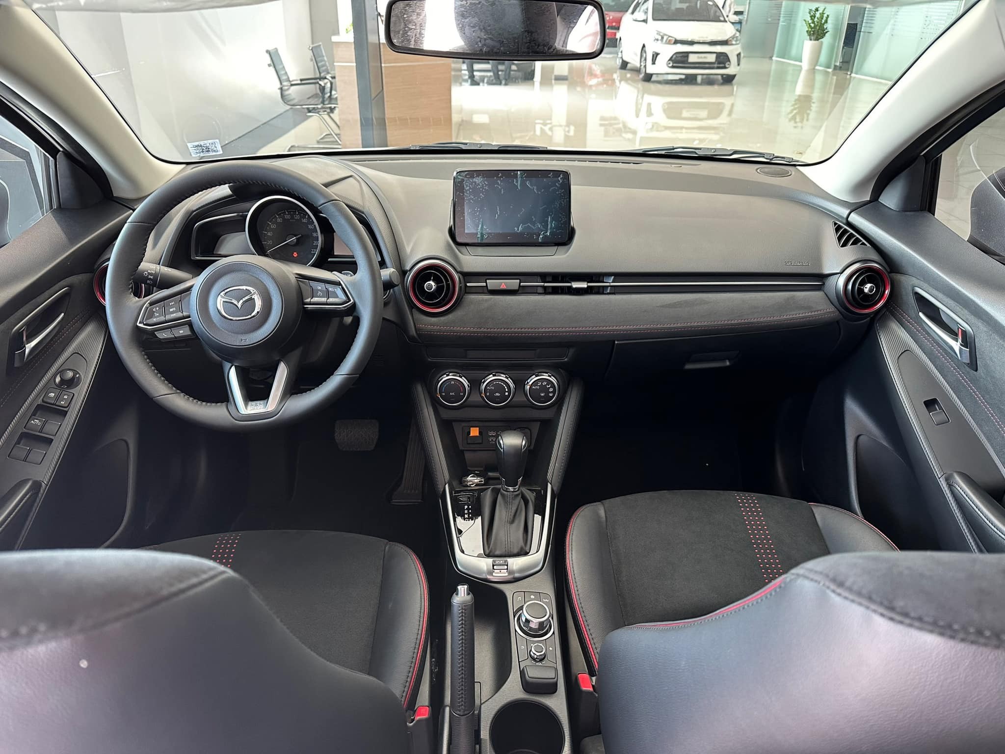 Mazda2 bản 1.5L AT có ghế bọc nỉ với màu mới, ghế trước chỉnh cơ, màn hình analog + kỹ thuật số.