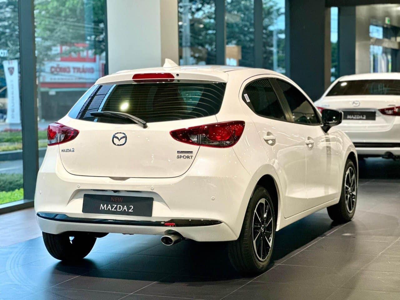 Mazda2 được trang bị lưới tản nhiệt, cản trước và mâm kiểu mới.