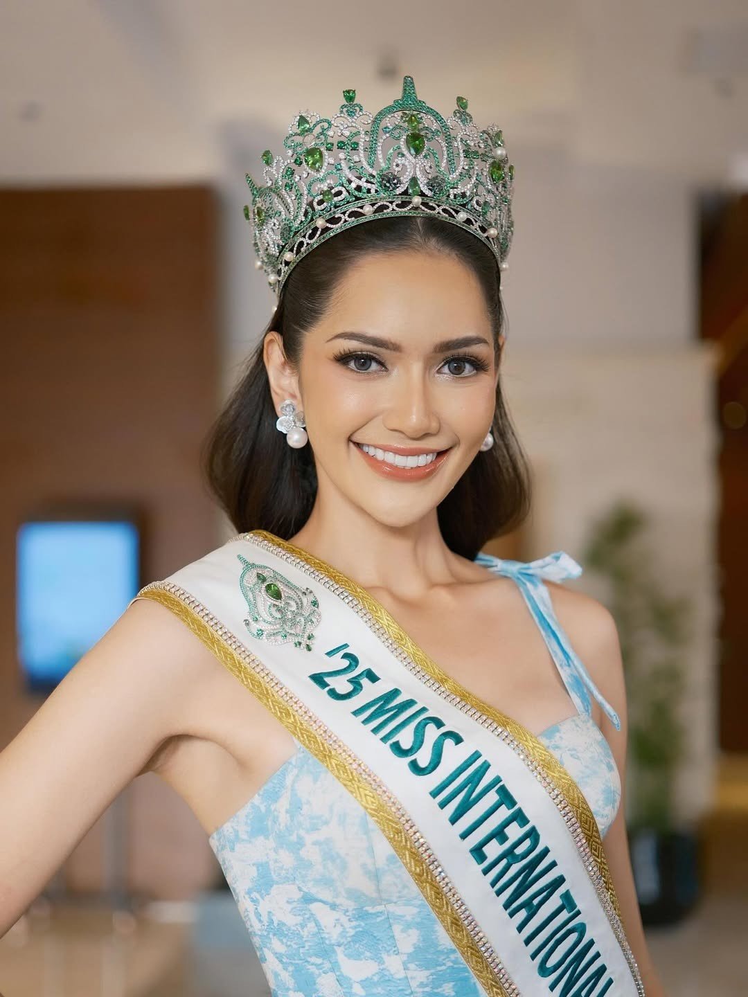 Đại diện Indonesia - Melliza Yulian bay sang Nhật Bản ngày 11/11 để chuẩn bị tham dự Hoa hậu Quốc tế 2025. Cô là ứng viên sáng giá của khu vực châu Á. Cô là Á hậu 1 của cuộc thi cấp quốc gia Puteri Indonesia 2025. Người đẹp 26 tuổi, cao 1,74 m, có nhan sắc hiện đại, quyến rũ. Năm 2021, Melliza tốt nghiệp cử nhân Y khoa loại xuất sắc tại Đại học Indonesia.