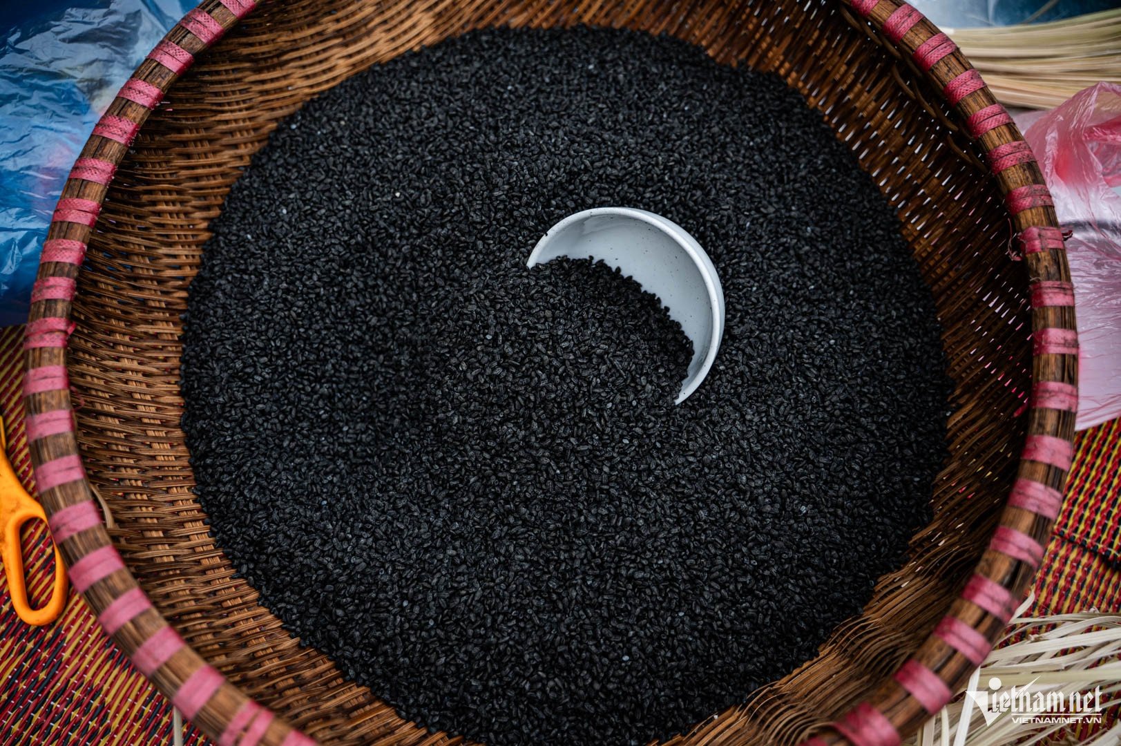 Phần gạo nếp trộn tro đen bóng bẩy