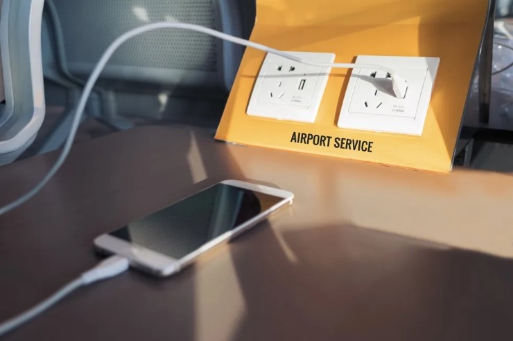 Người dùng có thể phải tìm đến các trạm sạc để cấp nguồn cho điện thoại.