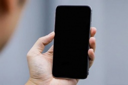 Đừng hoảng nếu bị yêu cầu bật điện thoại tại sân bay