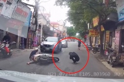 Clip: Thót tim người đi bộ đẩy ngã xe máy ngay trước đầu ô tô rồi ngất xỉu