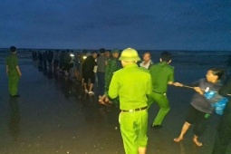 Tin tức trong ngày - Tìm thấy thi thể người cha trong vụ chìm tàu trên biển ở Hà Tĩnh