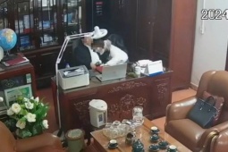 Diễn biến mới vụ người đàn ông "thân mật" với nhiều phụ nữ ở trường THPT