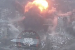 Thế giới - Báo Nga: Khoảnh khắc bom lượn nặng 3 tấn tập kích lữ đoàn Ukraine ở thành phố bị bao vây, tạo sóng xung kích lớn