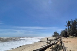 Tin tức trong ngày - Sóng dữ đánh tan nát đường ven biển, hư hại 157 nhà dân ở Quảng Ngãi