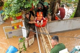 Tin tức trong ngày - Nhiều khu dân cư ở Đồng Nai ngập cả mét, cụ bà được cứu kịp thời giữa biển nước