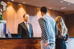 Du lịch - Đã trả hết tiền, có giữ được phòng khách sạn nếu đến muộn?