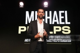 Huyền thoại 23 HCV Olympic Michael Phelps gây choáng với diện mạo khác lạ