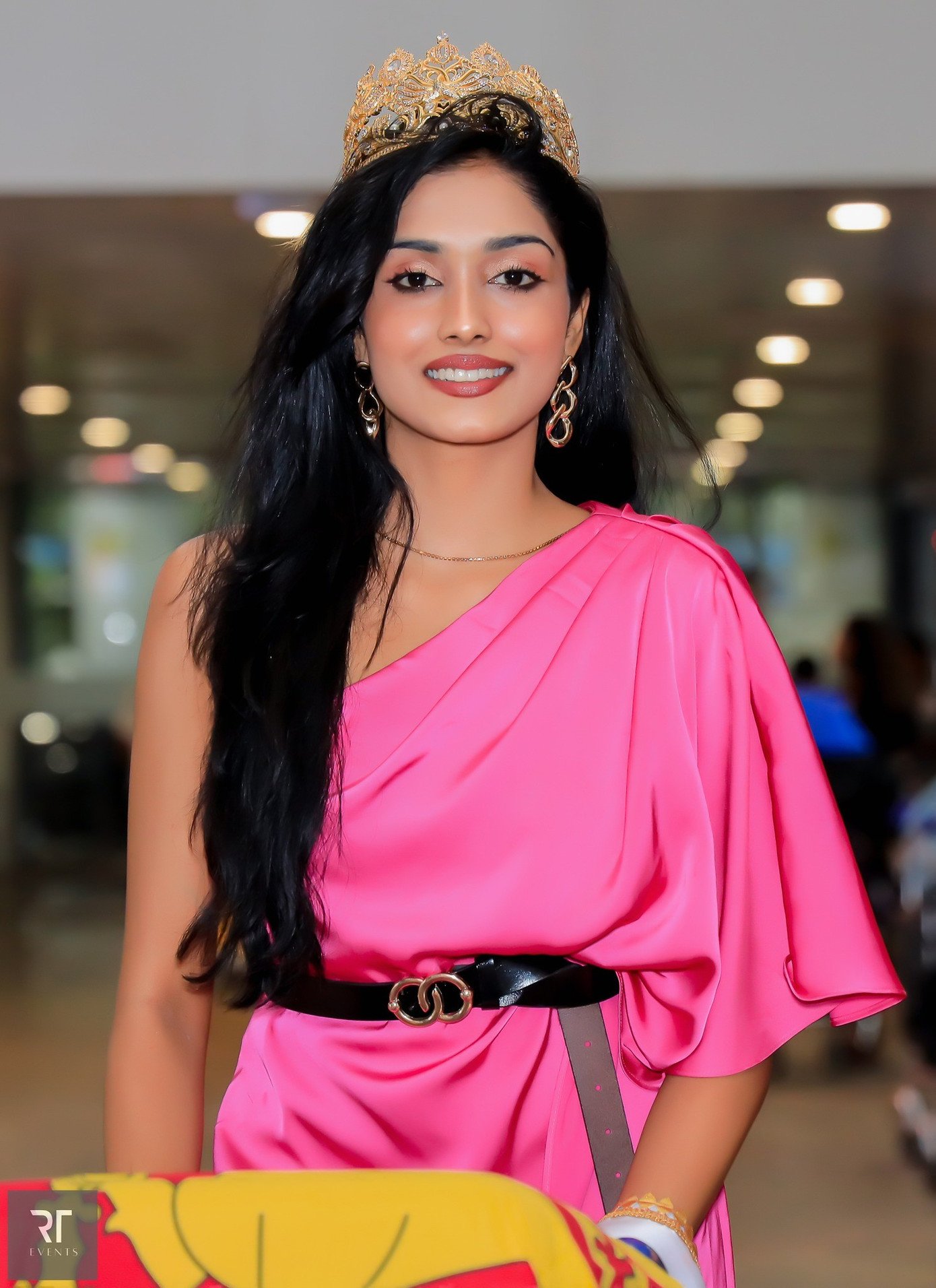 Đại diện Sri Lanka - Sheneli Romaya mặc váy hồng nổi bật ở sân bay. Cô 18 tuổi, là vũ công và người mẫu chuyên nghiệp.