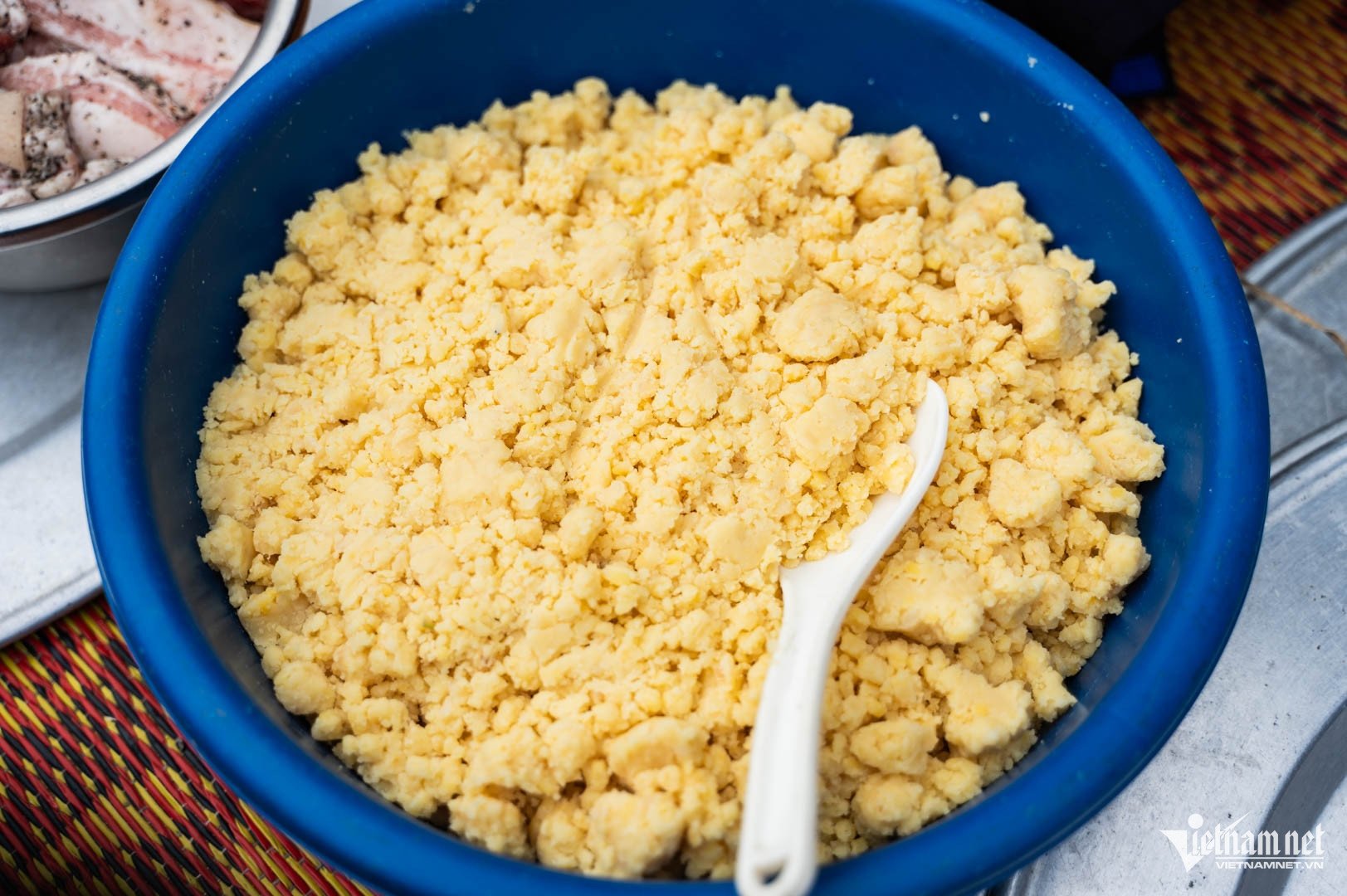 Thịt lợn, đỗ xanh đều được ướp gia vị khéo léo để tạo nhân đậm đà, mùi thơm