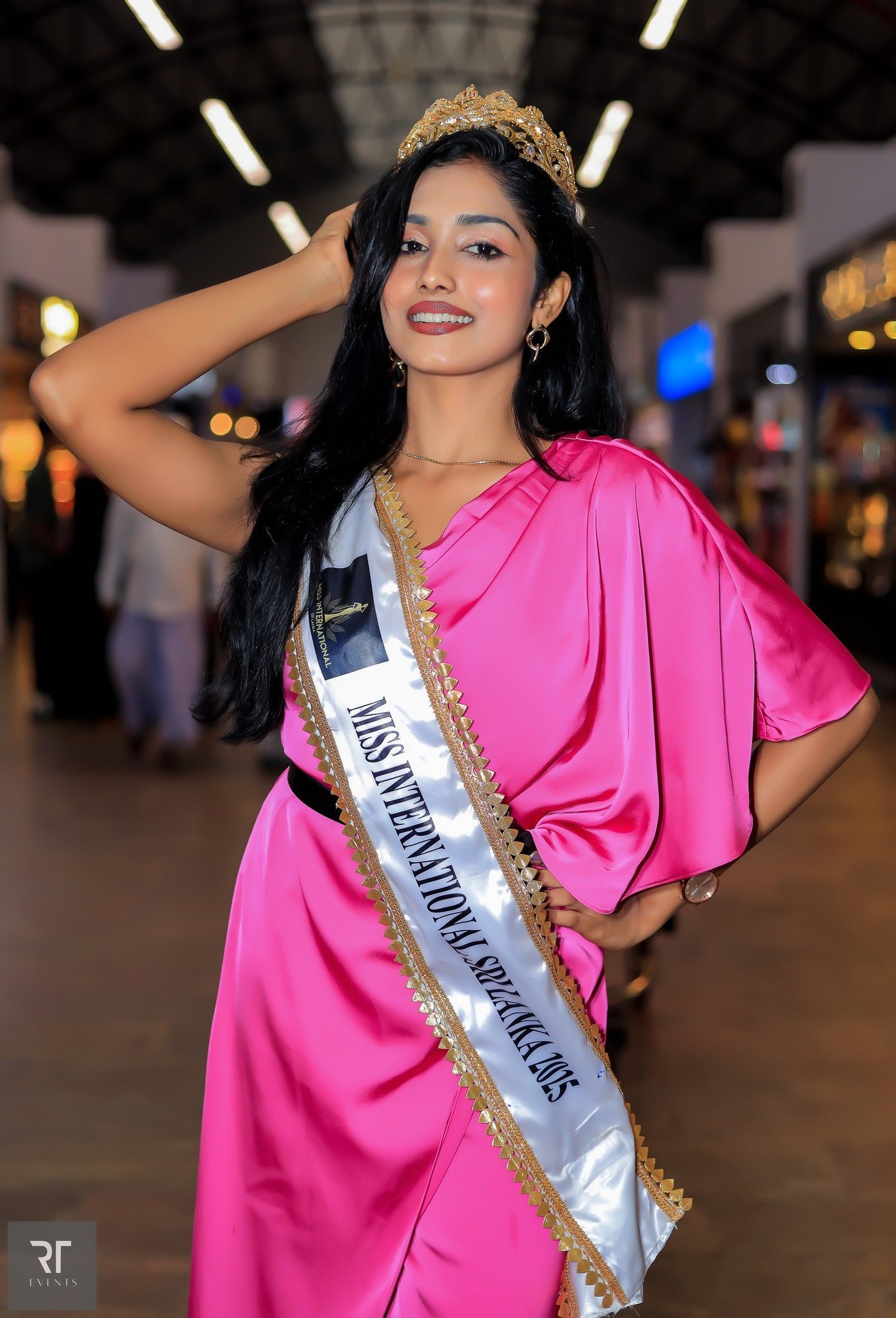 Đại diện Sri Lanka - Sheneli Romaya mặc váy hồng nổi bật ở sân bay. Cô 18 tuổi, là vũ công và người mẫu chuyên nghiệp.